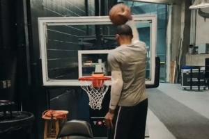 笑死哈哈哈！威少连扣4次超矮篮筐全飞了！