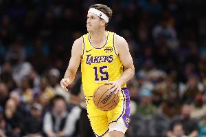 组织亮眼！里夫斯上半场7投3中砍下8分7助攻 正负值+22