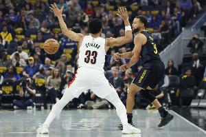 库里上脚的“蝙蝠侠”据说是李宁团队火速送去的 难道要联手了？