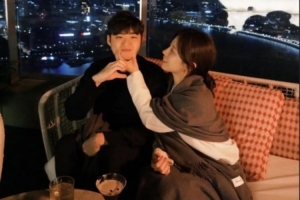 LCK主持志宣跟Bang在上海外滩：在外滩扎着稍显凌乱的低发髻