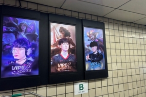 韩国网友晒照：在地铁站偶遇给viper的送别应援