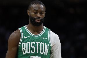 杰伦·布朗：球队年轻锋线心态始终如一 我们要继续为他们赋能