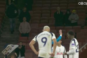 德比惨败！热刺球员赛后谢场，可是客队球迷已寥寥无几