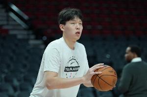 国产内线的噩梦！杨瀚森背打哈尔滕施泰因没顶动 勾手打铁