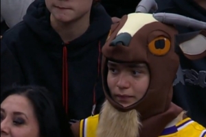 真爱！女球迷身穿詹姆斯球衣戴着山羊帽寓意其是GOAT