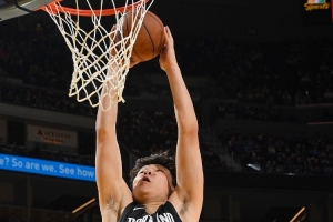 单臂接妙传空接暴扣！媒体人：杨瀚森一定要学会吃饼 把握机会