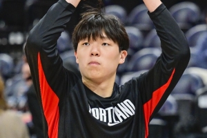 媒体人：杨瀚森单进攻多少还是有点东西的 毕竟能抡一抡也是能耐