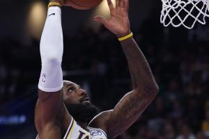 詹姆斯：不担心球队的投篮低迷 我们好射手很多 这不会持续太久