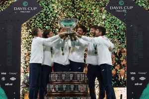 三连冠！意大利队2-0击败西班牙，再次卫冕网球戴维斯杯