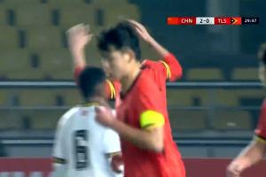 高空轰炸！张伯霖角球头槌本场双响，国少3-0领先东帝汶