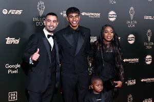 BBC：亚马尔尚未成为足球之王，但他已经像王者一样走在舞台上