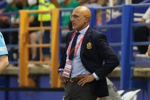 世预赛拒绝和第四官员握手，西班牙主帅：我感到不光彩想公开道歉