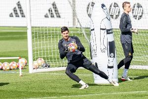 记者：库尔图瓦在备战欧冠的训练课开始之前离开皇马训练基地