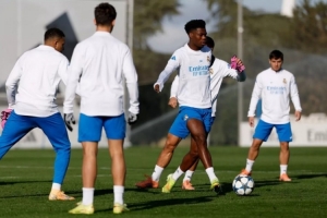 皇马官方：马斯坦托诺完成全部合练，赫伊森和阿拉巴室内单独训练