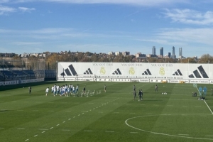 记者：赫伊森目前缺席皇马训练，正在等待医学检查以评估其状况