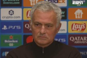 批评球员是否担心更衣室不满？穆帅回怼：你父亲一直对你很好吗？