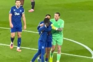 没打够？盖耶染红情绪激动，队友抱住安抚，盖耶仍挥拳似乎要打人