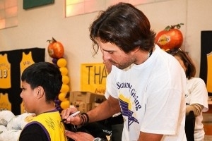 湖人老球迷鉴别器！武贾西奇/A.C.·格林/霍里为洛杉矶社区送火鸡