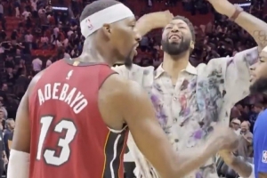 浓眉赛后和阿德巴约拥抱 还朝热火主场球迷疯狂飞吻