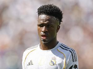 记者：维尼修斯上次续约时做出部分让步，他可以要求更高的薪水