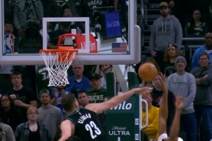 遮天蔽日！特纳顺下试图上篮 克林根单臂血帽摁翻在地！