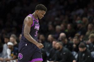 心里苦啊！爱德华兹过去两战合计84分 但两战最后均被逆转