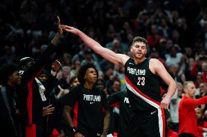 自信！克林根三分线外接球出手一箭穿心！开场2分钟砍3分3板1帽