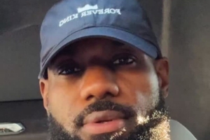 詹姆斯晒车内穿搭自拍 戴上中国行“Forever King”主题纪念帽