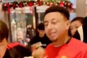 人气火爆！球迷在酒店与林加德合影，球队工作人员护送其进入电梯