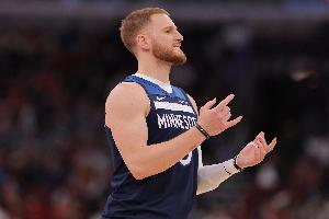 艰难续命！迪文岑佐抢投三分命中 森林狼依然落后3分