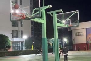 这妹子的背打，谁想上去教她两招的？