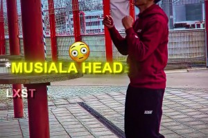 不懂就问！穆西亚拉和莱万的头球练习，谁的难度更大？