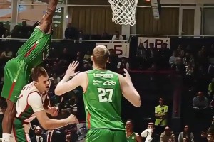 这是什么怪物？慢镜头看这记“死亡”隔扣！飞的有够远的！