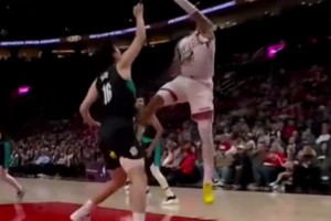 笑死！杨瀚森大帽理查兹，结果被后者踢到了蛋蛋，下来一直捂着