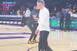 这手感一言难尽！詹姆斯赛前投篮训练，有一半的打铁！