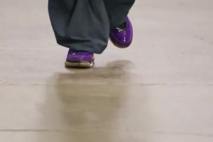 又换鞋了！勇士打热火，库里上脚了韦德的球鞋