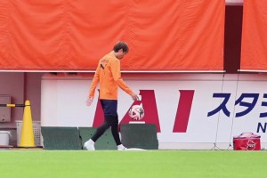 乾贵士颠球不转，身体姿态松弛，脚步轻盈，一看球感就好~