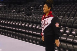 居然还有中文版！杨瀚森和乐福等人为队内工作人员唱生日快乐歌！