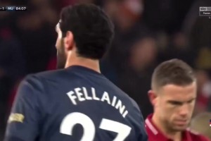 费莱尼在英超联赛的最后一脚射门击中安菲尔德球场的一名工作人员