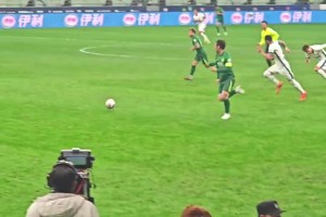 无私！现场实拍：法比奥中超金靴的军功章应有张稀哲的一半