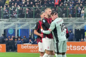 真情流露！现场实拍帕夫洛维奇亲吻迈尼昂额头