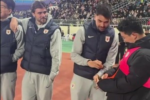 泰山球员现身齐鲁超赛决赛现场，泽卡马德鲁加彭啸与球迷互动