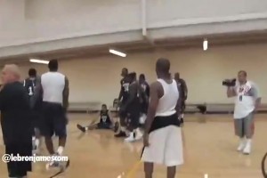 一切都是缘分！名场面：09年詹姆斯在训练营指导年轻的库里哈登！