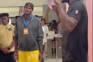 艾顿卖萌五连拍 一旁的范德比尔特都没眼看了