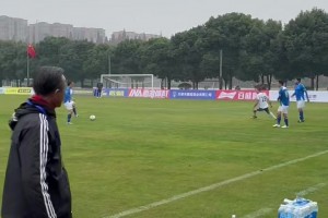 奚志康指挥时不忘奚落对方球员“骗”犯规：唉啥？你一个人踢球啊