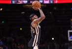 高难度！亚历山大·沃克滞空上篮得手老鹰完成9-2攻击波反超马刺