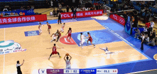 功亏一篑！威金顿试图造三分犯规但裁判没理会自己还打到于米提